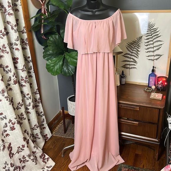 vivinew Dresses & Skirts - Vivinew Blush Pink On or Off Shoulder Maxi Dress